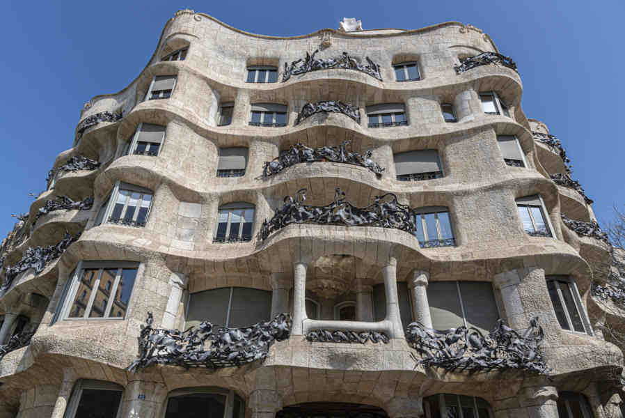 02 - Barcelona - Gaudí - Casa Milà o la Pedrera.jpg